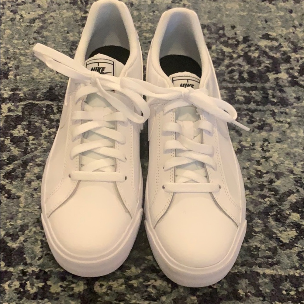 White nike tennis shoes